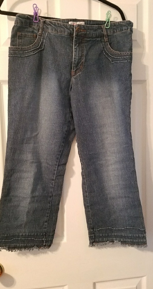 Exhilaration dark wash stretch denim capris